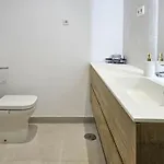 Modern 2 Bed Ground Floor Cortesin Appartement *