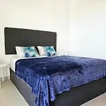 Modern 2 Bed Ground Floor Cortesin 카사레스