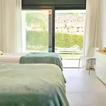 Modern 2 Bed Ground Floor Cortesin 아파트