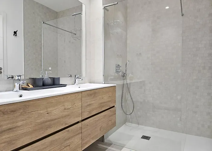 Apartman Modern 2 Bed Ground Floor Cortesin