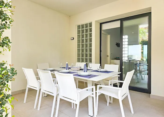 Modern 2 Bed Ground Floor Cortesin Apartman *