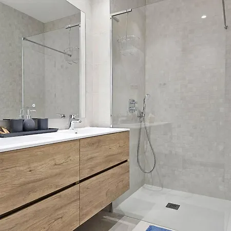 Апартаменты Modern 2 Bed Ground Floor Cortesin