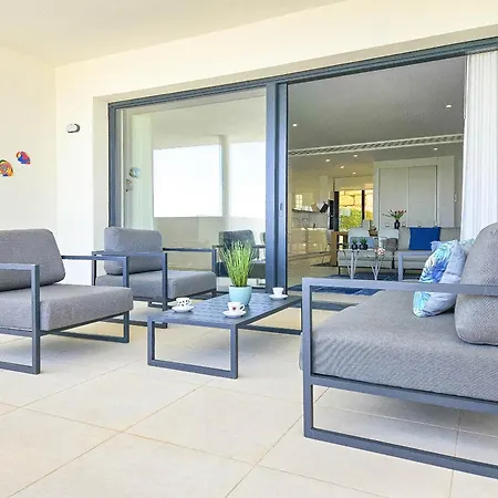 Апартаменты Modern 2 Bed Ground Floor Cortesin