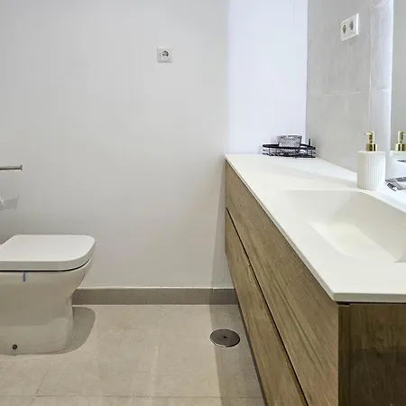 Modern 2 Bed Ground Floor Cortesin 公寓 *