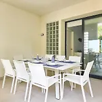 Modern 2 Bed Ground Floor Cortesin Apartment *