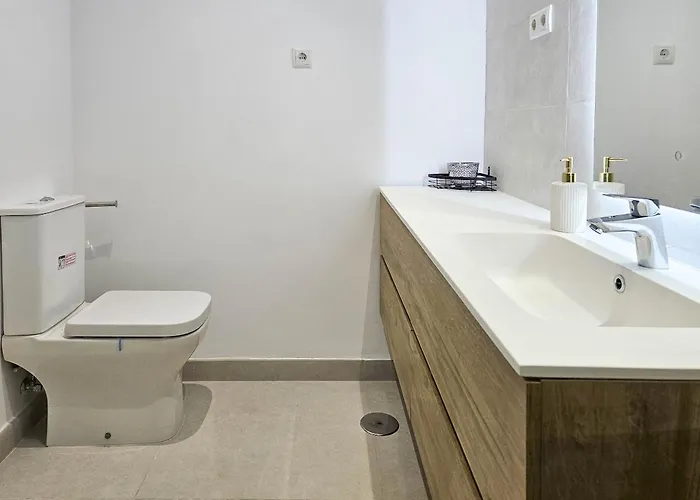 Modern 2 Bed Ground Floor Cortesin Apartment *